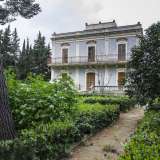 Villa Tomasicchio, formata da due piani con balconate molto grandi. Oggi versa in totale abbandono